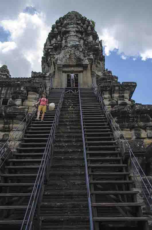 29 - Camboya - Angkor - templo de Angkor Wat - santuario central - escalera de subida